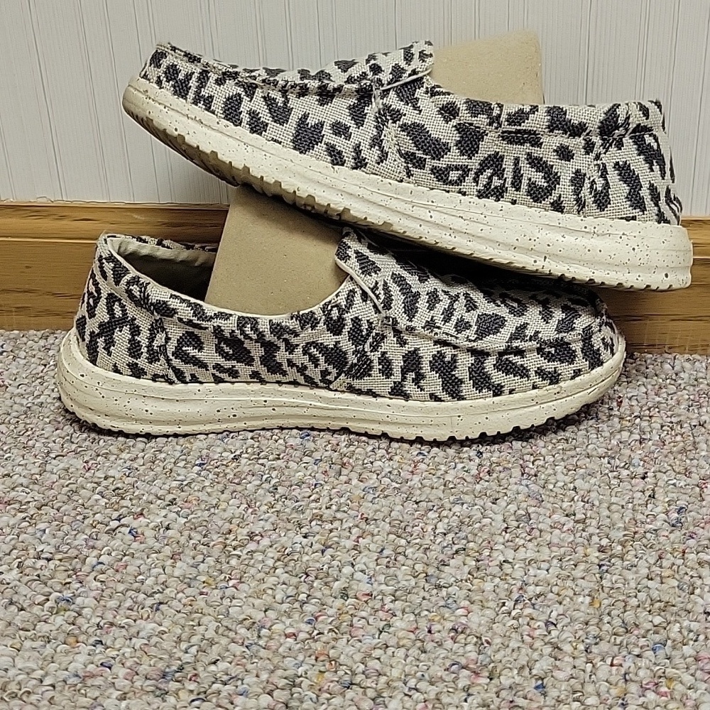Hey Dude Woven Cheetah Grey Print fabric Slip-On Women's Shoes 6 coastal summer - Picture 4 of 8